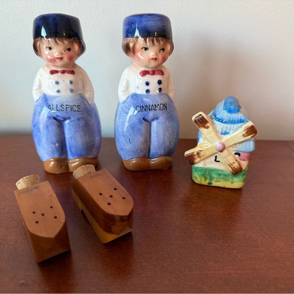 Vintage Ceramic Spice Shakers Set - Blue and Brown